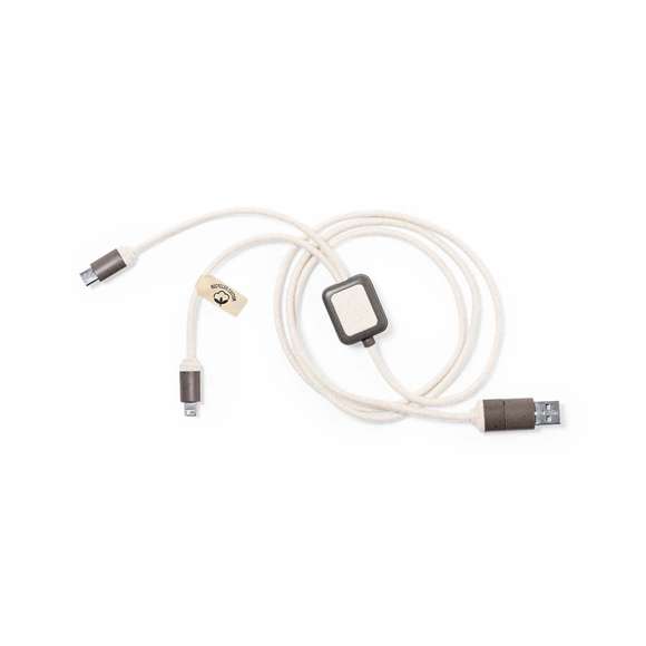 Cable cargador fabricado en fibra de café, con cables recubiertos en algodón reciclado. Conexiones de entrada Tipo C y USB, con salidas Tipo C, Lightning y Micro USB. 5V DC 2.4A. Con distintivos de fibra de café y algodón reciclado. Presentado en bolsa individual de diseño kraft con autocierre.La fibra de café es una solución circular que se obtiene de la utilización de los residuos producidos en la obtención del café. Una alternativa sostenible que favorece la reducción del uso de plásticos, ahorrando energía en su proceso de fabricación y contribuyendo al cuidado del medio ambiente. Disponible certificación GRS (Global Recycled Standard / Estándar de Reciclaje Global), que garantiza el origen reciclado del material usado para fabricar el producto.