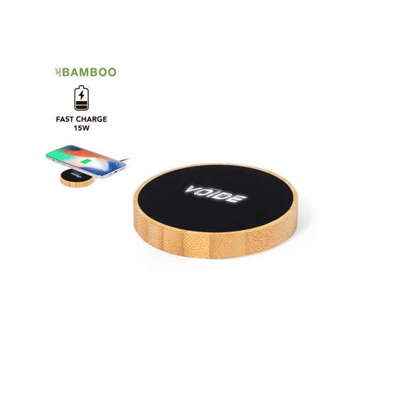 Cargador inalámbrico circular. Fabricado en bambú, con superficie en elegante color negro. Luz led interior y recubrimiento exterior especialmente diseñado para marcaje en láser, iluminando así el logotipo. Con función carga de 15W, compatible con dispositivos equipados con tecnología de carga inalámbrica Qi. Con base antideslizante, incluye cable cargador Tipo C y manual de instrucciones en español e inglés. Presentado en caja individual de diseño kraft.