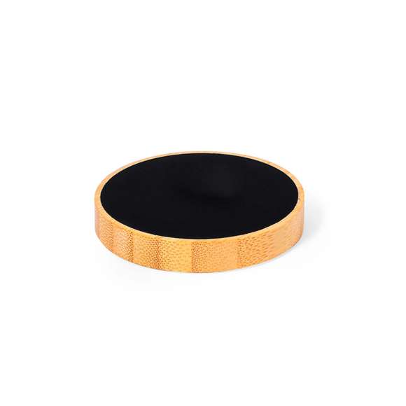 Cargador inalámbrico circular. Fabricado en bambú, con superficie en elegante color negro. Luz led interior y recubrimiento exterior especialmente diseñado para marcaje en láser, iluminando así el logotipo. Con función carga de 15W, compatible con dispositivos equipados con tecnología de carga inalámbrica Qi. Con base antideslizante, incluye cable cargador Tipo C y manual de instrucciones en español e inglés. Presentado en caja individual de diseño kraft.