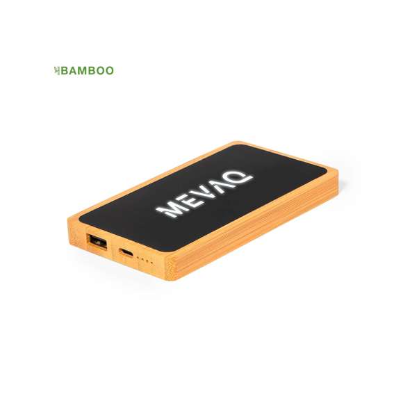 Batería auxiliar externa de 5.000 mAh fabricado en bambú y superficie en elegante color negro, con luz led interior y un recubrimiento exterior especialmente diseñado para marcaje en láser, iluminando así el logotipo. 1 salida USB y 1 tipo C. Tipo C de entrada. Con indicadores LED de estado de carga. Incluye cable cargador Tipo C y manual de instrucciones en español e inglés. Presentado en caja individual de diseño kraft.Entrada/Salida USB C: 5V DC 2.4VSalida USB: 5V DC 2.4ALas capacidades mostradas en todas nuestras baterías auxiliares externas son reales, incorporando todas ellas baterías de grado A y no recicladas, con una vida útil de al menos 500 ciclos de carga y según normativa CE.Además, están fabricadas conforme a los estándares RoHS y en cumplimiento con los siguientes requisitos de seguridad:Sistema de protección contra sobrecarga del power bank.Sistema de protección contra descarga completa que proporciona una mayor durabilidad del power bank.Sistema de bloqueo para evitar cortocircuitos.Sistema de transferencia de carga constante, acorde con la capacidad del dispositivo de destino.