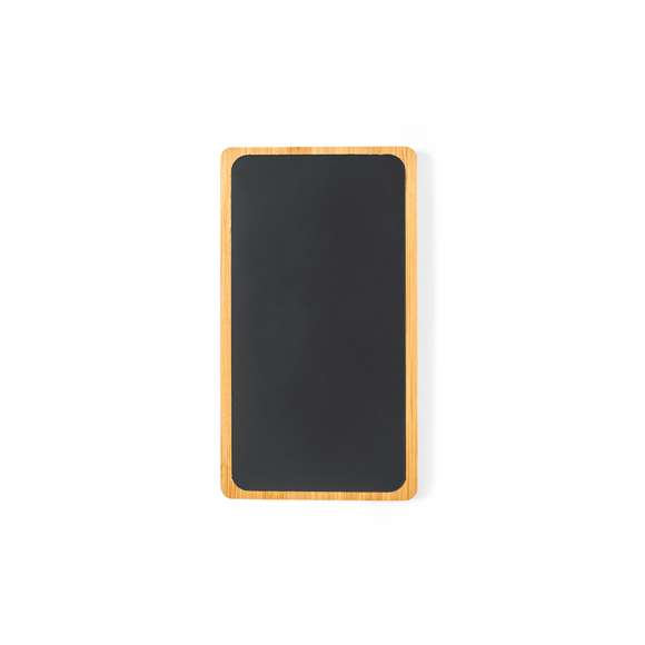 Batería auxiliar externa de 5.000 mAh fabricado en bambú y superficie en elegante color negro, con luz led interior y un recubrimiento exterior especialmente diseñado para marcaje en láser, iluminando así el logotipo. 1 salida USB y 1 tipo C. Tipo C de entrada. Con indicadores LED de estado de carga. Incluye cable cargador Tipo C y manual de instrucciones en español e inglés. Presentado en caja individual de diseño kraft.Entrada/Salida USB C: 5V DC 2.4VSalida USB: 5V DC 2.4ALas capacidades mostradas en todas nuestras baterías auxiliares externas son reales, incorporando todas ellas baterías de grado A y no recicladas, con una vida útil de al menos 500 ciclos de carga y según normativa CE.Además, están fabricadas conforme a los estándares RoHS y en cumplimiento con los siguientes requisitos de seguridad:Sistema de protección contra sobrecarga del power bank.Sistema de protección contra descarga completa que proporciona una mayor durabilidad del power bank.Sistema de bloqueo para evitar cortocircuitos.Sistema de transferencia de carga constante, acorde con la capacidad del dispositivo de destino.
