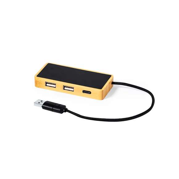 Puerto USB 2.0 fabricado en bambú y superficie en elegante color negro, con luz led interior y un recubrimiento exterior especialmente diseñado para marcaje en láser, iluminando así el logotipo. Incluye puerto Tipo C y 2 puertos USB, con entrada dual USB/Tipo C. Presentado en caja individual de diseño kraft.Fabricado conforme a estándares RoHS, con sistema de bloqueo para evitar cortocircuitos.
