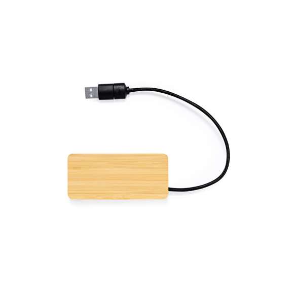 Puerto USB 2.0 fabricado en bambú y superficie en elegante color negro, con luz led interior y un recubrimiento exterior especialmente diseñado para marcaje en láser, iluminando así el logotipo. Incluye puerto Tipo C y 2 puertos USB, con entrada dual USB/Tipo C. Presentado en caja individual de diseño kraft.Fabricado conforme a estándares RoHS, con sistema de bloqueo para evitar cortocircuitos.
