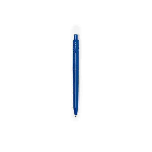 Bolígrafo fabricado en RPET. Clip con amplia zona de marcaje, de mecanismo pulsador y en tinta azul. Distintivo RPET en la parte superior del bolígrafo.Elaborado a partir de plástico reciclado, para así fomentar la reutilización de residuos plásticos y ayudar a la sostenibilidad del planeta.