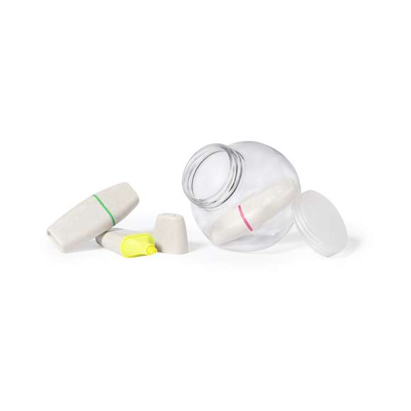 Original y práctico set de marcadores fluorescentes fabricados en caña de trigo y ABS. Incluye tres colores: amarillo, verde y rosa fluorescente. Presentados en bote con cuerpo transparente y tapa blanca a rosca, con superficie lisa para marcaje.La caña de trigo fomenta la utilización de materias primas naturales, reduciendo así las emisiones contaminantes.
