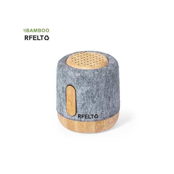 Altavoz con conexión Bluetooth. Carcasa fabricada en bambú y fieltro RPET. Con 3W de potencia, batería de 300 mAh y conexión Bluetooth 5.0. Incluye cable cargador Tipo C y manual de instrucciones en español e inglés. Con distintivo RPET y presentado en caja individual de diseño kraft.El fieltro RPET reciclado es fruto de la combinación del proceso de reciclaje de materiales plásticos junto a la técnica milenaria de fabricación del fieltro, dando como resultado un material de eco-tendencia que, además de ser de origen reciclado, también se convierte en reciclable.