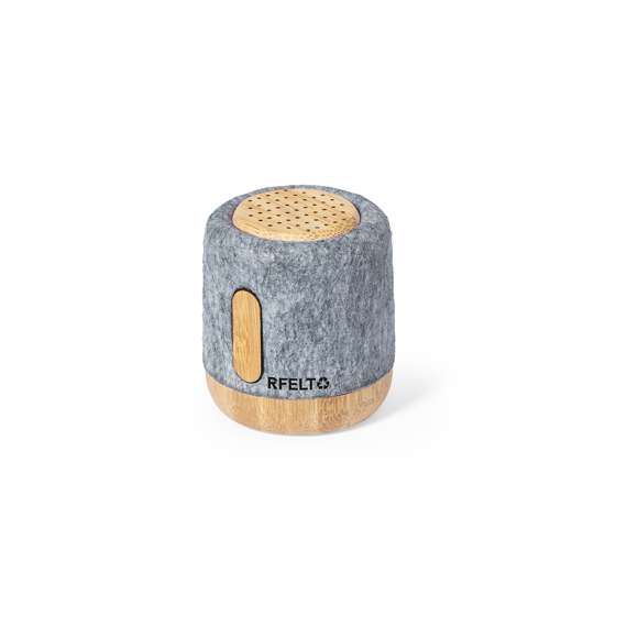 Altavoz con conexión Bluetooth. Carcasa fabricada en bambú y fieltro RPET. Con 3W de potencia, batería de 300 mAh y conexión Bluetooth 5.0. Incluye cable cargador Tipo C y manual de instrucciones en español e inglés. Con distintivo RPET y presentado en caja individual de diseño kraft.El fieltro RPET reciclado es fruto de la combinación del proceso de reciclaje de materiales plásticos junto a la técnica milenaria de fabricación del fieltro, dando como resultado un material de eco-tendencia que, además de ser de origen reciclado, también se convierte en reciclable.