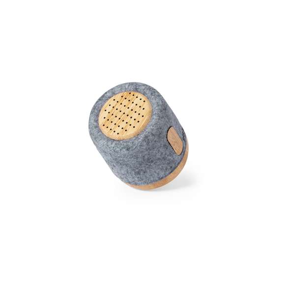 Altavoz con conexión Bluetooth. Carcasa fabricada en bambú y fieltro RPET. Con 3W de potencia, batería de 300 mAh y conexión Bluetooth 5.0. Incluye cable cargador Tipo C y manual de instrucciones en español e inglés. Con distintivo RPET y presentado en caja individual de diseño kraft.El fieltro RPET reciclado es fruto de la combinación del proceso de reciclaje de materiales plásticos junto a la técnica milenaria de fabricación del fieltro, dando como resultado un material de eco-tendencia que, además de ser de origen reciclado, también se convierte en reciclable.