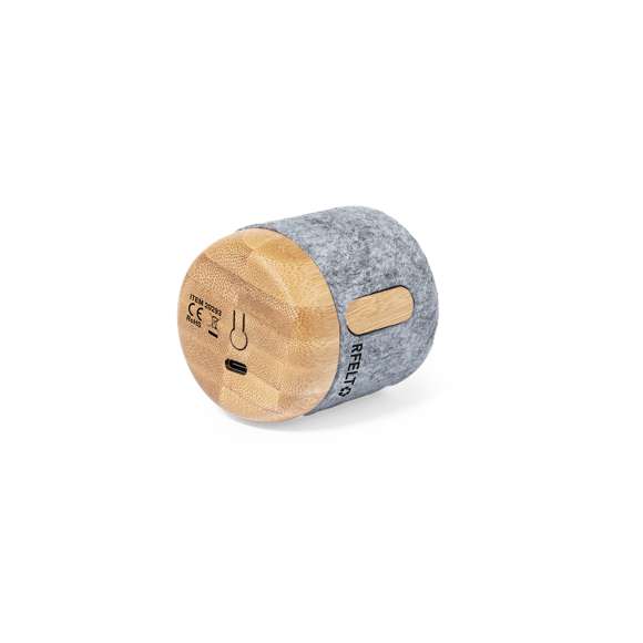 Altavoz con conexión Bluetooth. Carcasa fabricada en bambú y fieltro RPET. Con 3W de potencia, batería de 300 mAh y conexión Bluetooth 5.0. Incluye cable cargador Tipo C y manual de instrucciones en español e inglés. Con distintivo RPET y presentado en caja individual de diseño kraft.El fieltro RPET reciclado es fruto de la combinación del proceso de reciclaje de materiales plásticos junto a la técnica milenaria de fabricación del fieltro, dando como resultado un material de eco-tendencia que, además de ser de origen reciclado, también se convierte en reciclable.