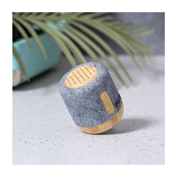 Altavoz con conexión Bluetooth. Carcasa fabricada en bambú y fieltro RPET. Con 3W de potencia, batería de 300 mAh y conexión Bluetooth 5.0. Incluye cable cargador Tipo C y manual de instrucciones en español e inglés. Con distintivo RPET y presentado en caja individual de diseño kraft.El fieltro RPET reciclado es fruto de la combinación del proceso de reciclaje de materiales plásticos junto a la técnica milenaria de fabricación del fieltro, dando como resultado un material de eco-tendencia que, además de ser de origen reciclado, también se convierte en reciclable.