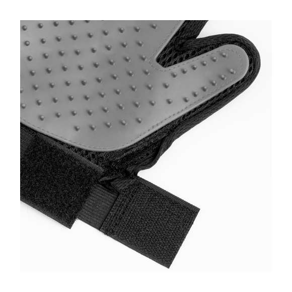 Guante para cepillar a las mascotas fabricado en suave poliéster y TPR. Diseñado para mimar a las mascotas, es fácil de usar y se ajusta a la mano gracias a su diseño ergonómico, con cinta de velcro adaptable. Las cerdas de suave TPR que atrapan el pelo suelto, para un cepillado fácil y cómodo. Presentado en una bolsa individual reciclada.