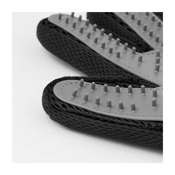 Guante para cepillar a las mascotas fabricado en suave poliéster y TPR. Diseñado para mimar a las mascotas, es fácil de usar y se ajusta a la mano gracias a su diseño ergonómico, con cinta de velcro adaptable. Las cerdas de suave TPR que atrapan el pelo suelto, para un cepillado fácil y cómodo. Presentado en una bolsa individual reciclada.