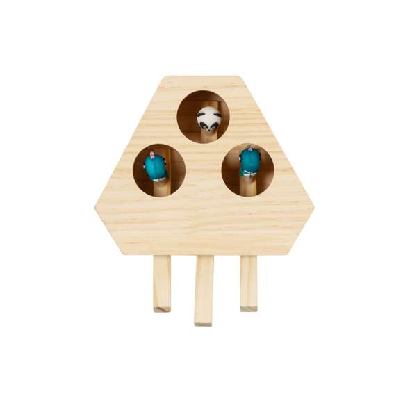 Juego para mascotas fabricado en madera. Divertido, seguro y fácil de usar: pulsando en las palancas aparecen 3 simpáticas figuras que despertarán la curiosidad de toda mascota. Presentado en caja individual kraft.