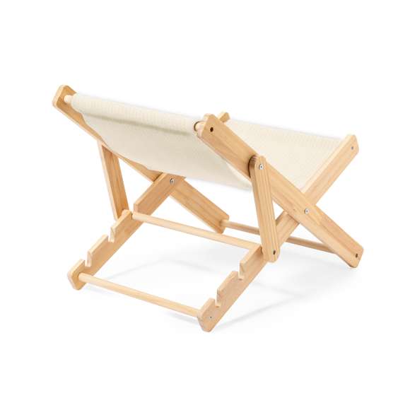 Ingeniosa silla de mascotas, con estructura fabricada en sólida madera y asiento en confortable tejido canvas, de acabado suave y resistente. Dseñada para un óptimo descanso de las mascotas y con distintos niveles de altura. Presentada en una caja individual kraft.