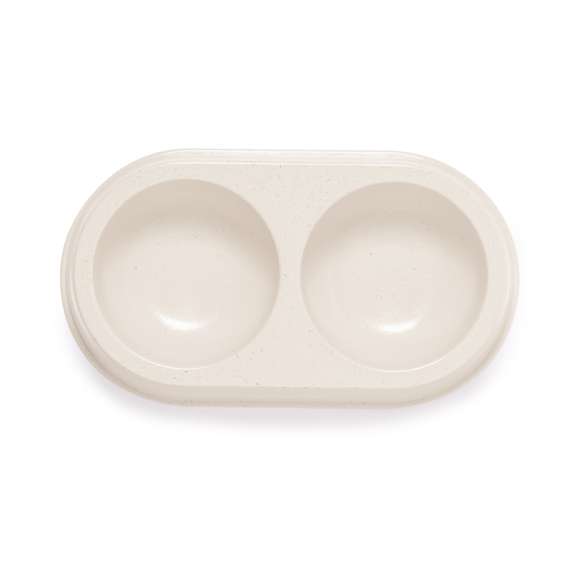 Bowl para mascotas de doble compartimento fabricado en fibra de bambú. Ideal para la alimentación de mascotas, gracias a sus dos divisiones para sólidos y líquidos. Presentado en una bolsa individual reciclada. Materiales como el bambú fomentan la utilización de materias primas naturales, reduciendo las emisiones contaminantes. Proviene de una planta de gran resistencia y versatilidad, con crecimiento y regeneración rápidos, siendo una excelente alternativa al uso de madera tradicional.
