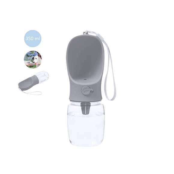 Práctico bidón para mascotas de 350 ml, fabricado en resistente combinación de ABS y PET. Incluye depósito de 350 ml y original dosificador para llenar bebedero con la cantidad de líquido deseada. Con práctica correa para fácil transporte y presentado individualmente en caja de diseño kraft.