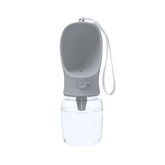 Práctico bidón para mascotas de 350 ml, fabricado en resistente combinación de ABS y PET. Incluye depósito de 350 ml y original dosificador para llenar bebedero con la cantidad de líquido deseada. Con práctica correa para fácil transporte y presentado individualmente en caja de diseño kraft.