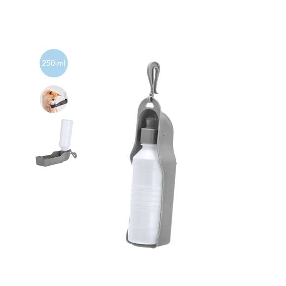 Práctico bidón y bebedero para mascotas de 250 ml de capacidad, fabricado en resistente PP. Fácil de usar, solamente hay que poner el bidón en posición vertical y presionarlo hasta que el bebedero se llene con la cantidad de líquido deseada. Con gancho de ajuste y presentado individualmente en caja de diseño kraft.