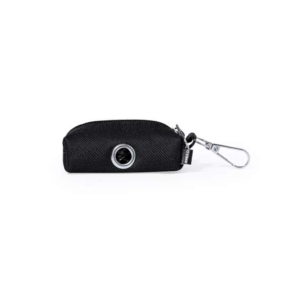 Dispensador de bolsas para mascotas fabricado en RPET. Original diseño en forma de monedero con cremallera y un anillo metálico para poder extraer las bolsas fácilmente. Cómodo transporte gracias a su mosquetón integrado con 15 bolsas biodegradables incluidas. Disponible en variados colores. El material RPET se elabora a partir de plástico reciclado, para así fomentar la reutilización de residuos plásticos y ayudar a la sostenibilidad del planeta.