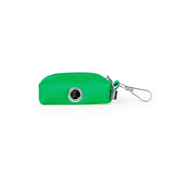 Dispensador de bolsas para mascotas fabricado en RPET. Original diseño en forma de monedero con cremallera y un anillo metálico para poder extraer las bolsas fácilmente. Cómodo transporte gracias a su mosquetón integrado con 15 bolsas biodegradables incluidas. Disponible en variados colores. El material RPET se elabora a partir de plástico reciclado, para así fomentar la reutilización de residuos plásticos y ayudar a la sostenibilidad del planeta.