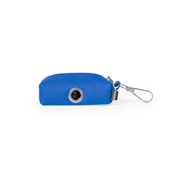 Dispensador de bolsas para mascotas fabricado en RPET. Original diseño en forma de monedero con cremallera y un anillo metálico para poder extraer las bolsas fácilmente. Cómodo transporte gracias a su mosquetón integrado con 15 bolsas biodegradables incluidas. Disponible en variados colores. El material RPET se elabora a partir de plástico reciclado, para así fomentar la reutilización de residuos plásticos y ayudar a la sostenibilidad del planeta.