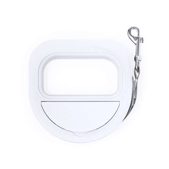 Cinta de paseo de 3 metros, fabricada en resistente poliéster, con carcasa en robusto ABS. Cómoda empuñadura ergonómica y práctico compartimento con tapadera para almacenar las bolsas. Incluye mosquetón metálico de enganche giratorio y viene presentada individualmente en caja de diseño kraft.