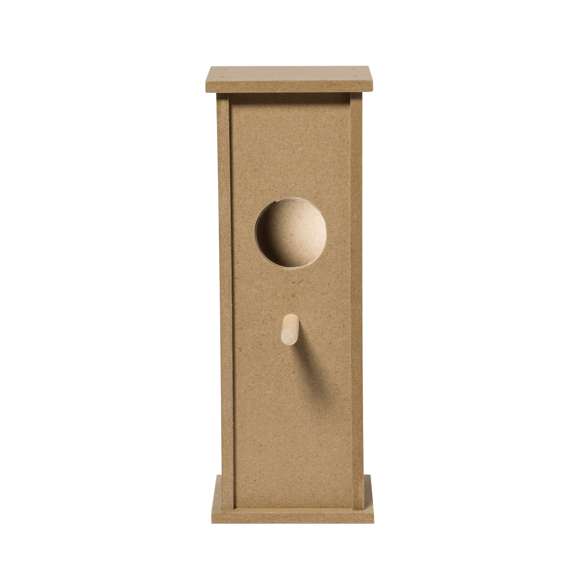 Caseta colgante para pájaros fabricada en resistente madera. Un acogedor refugio para aves muy fácil de montar, con amplio orificio de entrada para un cómodo acceso. Presentada en caja individual kraft.