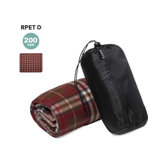 Manta fabricada en cálido poliéster RPET de 200g/m2. Medidas 120x150cm, con patrón tartán bicolor de suave tacto. Disponible en variada gama de colores. De fácil plegado y de tamaño compacto, incluye bolsa de transporte y autocierre, con logotipo RPET en etiqueta.El material RPET se elabora a partir de plástico reciclado, para así fomentar la reutilización de residuos plásticos y ayudar a la sostenibilidad del planeta.