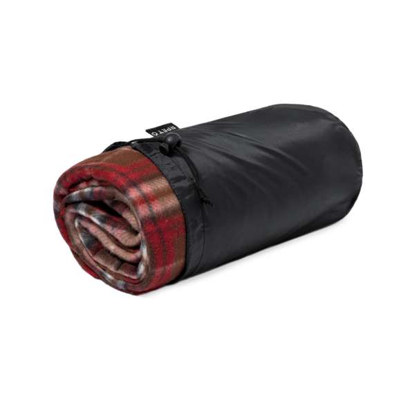 Manta fabricada en cálido poliéster RPET de 200g/m2. Medidas 120x150cm, con patrón tartán bicolor de suave tacto. Disponible en variada gama de colores. De fácil plegado y de tamaño compacto, incluye bolsa de transporte y autocierre, con logotipo RPET en etiqueta.El material RPET se elabora a partir de plástico reciclado, para así fomentar la reutilización de residuos plásticos y ayudar a la sostenibilidad del planeta.