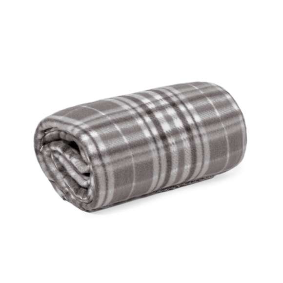 Manta fabricada en cálido poliéster RPET de 200g/m2. Medidas 120x150cm, con patrón tartán bicolor de suave tacto. Disponible en variada gama de colores. De fácil plegado y de tamaño compacto, incluye bolsa de transporte y autocierre, con logotipo RPET en etiqueta.El material RPET se elabora a partir de plástico reciclado, para así fomentar la reutilización de residuos plásticos y ayudar a la sostenibilidad del planeta.