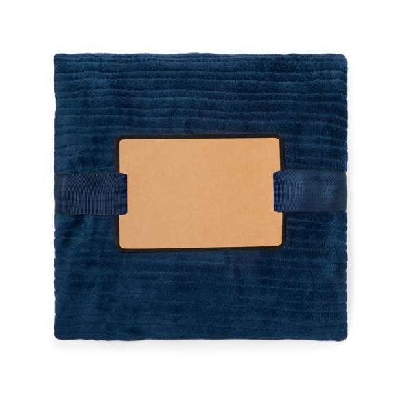Manta fabricada en poliéster de 240g/m2, muy confortable y de tacto suave y cálido. Disponible en varios colores y presentada en cinta con lámina para fácil impresión, dentro de una bolsa individual reciclada.