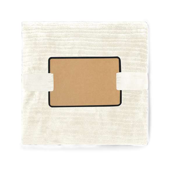 Manta fabricada en poliéster de 240g/m2, muy confortable y de tacto suave y cálido. Disponible en varios colores y presentada en cinta con lámina para fácil impresión, dentro de una bolsa individual reciclada.