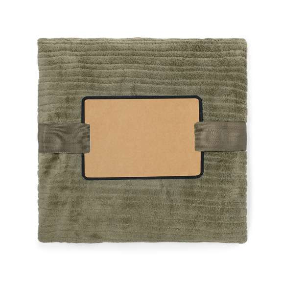 Manta fabricada en poliéster de 240g/m2, muy confortable y de tacto suave y cálido. Disponible en varios colores y presentada en cinta con lámina para fácil impresión, dentro de una bolsa individual reciclada.