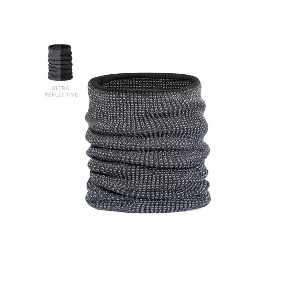 Cálida braga para cuello reflectante de punto de canalé, fabricado en material suave acrílico elástico en combinación con poliéster, e interior en suave polar fleece. Incluye un hilo reflectante entrelazado dentro del tejido para aumentar la visibilidad.
