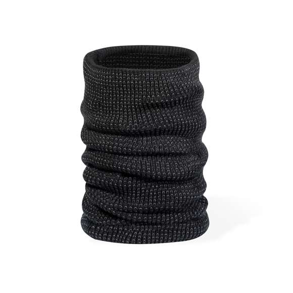 Cálida braga para cuello reflectante de punto de canalé, fabricado en material suave acrílico elástico en combinación con poliéster, e interior en suave polar fleece. Incluye un hilo reflectante entrelazado dentro del tejido para aumentar la visibilidad.