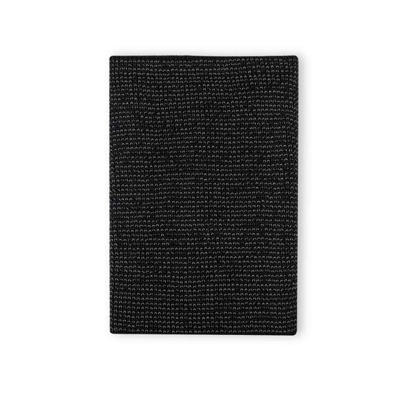 Cálida braga para cuello reflectante de punto de canalé, fabricado en material suave acrílico elástico en combinación con poliéster, e interior en suave polar fleece. Incluye un hilo reflectante entrelazado dentro del tejido para aumentar la visibilidad.