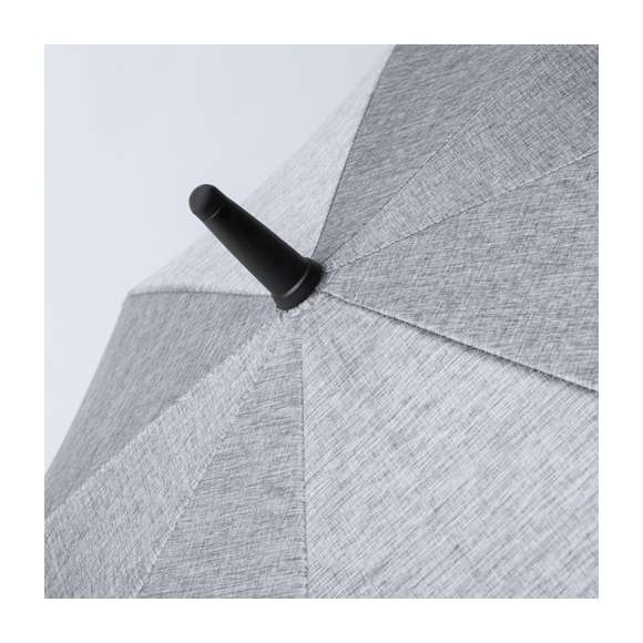 Paraguas de alta calidad y 130cm de diámetro, fabricado en material poliéster 150D y en elegante tono gris jaspeado. Apertura automática y varillas de fibra de vidrio, con sistema antiviento y cierre de velcro. Con mango ergonómico en suave ABS y presentado en bolsa reciclada.