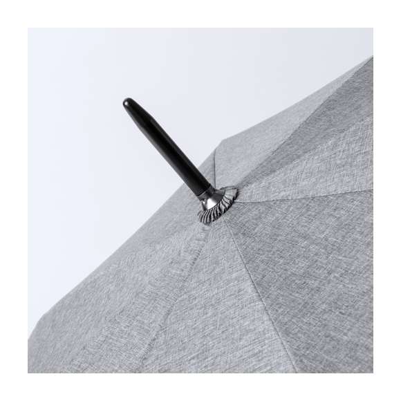 Paraguas de alta calidad y 130cm de diámetro, fabricado en material poliéster 150D y en elegante tono gris jaspeado. Apertura automática, varillas de fibra de vidrio antiviento y cierre de velcro. Mango recto fabricado en EVA. Presentado en bolsa reciclada.