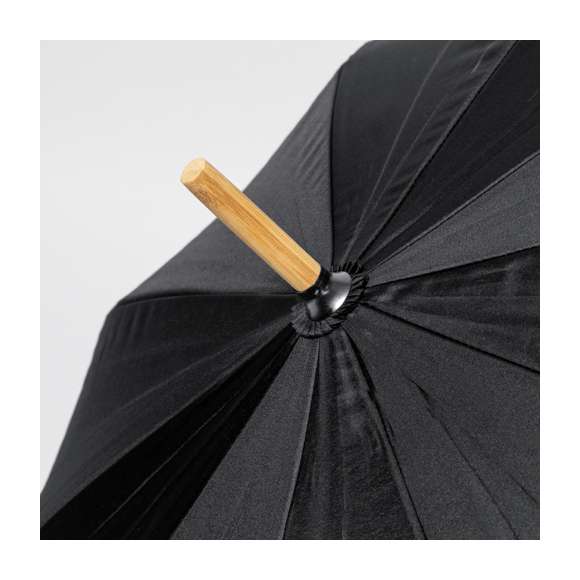 Paraguas de 140cm de diámetro en material pongee 190T RPET. Apertura manual y varillas de fibra de vidrio antiviento, de elegante color negro con cierre de velcro. Mango recto hecho en bambú y etiqueta distintiva RPET.El material RPET se elabora a partir de plástico reciclado, para así fomentar la reutilización de residuos plásticos y ayudar a la sostenibilidad del planeta.