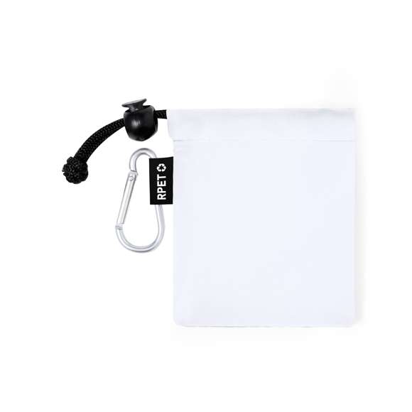Poncho para niño en material PE. En medidas 90x64cm y presentado en funda de poliéster RPET. Bolsa con mosquetón a juego para fácil transporte y cierre ajustable, disponible en variada gama de colores. Con logotipo RPET en etiqueta exterior.El material RPET se elabora a partir de plástico reciclado, para así fomentar la reutilización de residuos plásticos y ayudar a la sostenibilidad del planeta.