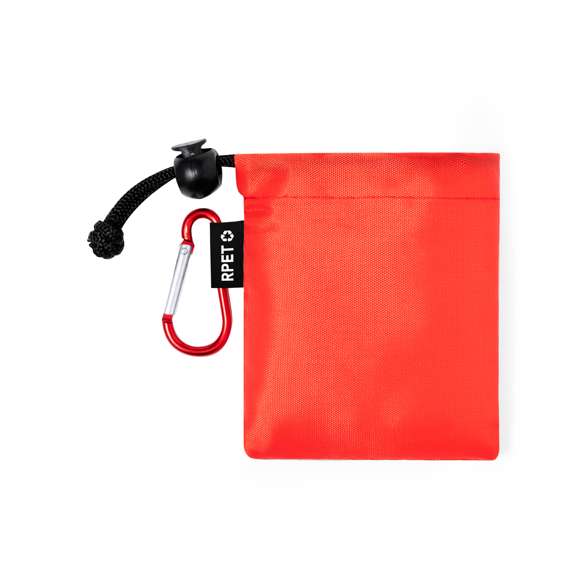 Poncho para niño en material PE. En medidas 90x64cm y presentado en funda de poliéster RPET. Bolsa con mosquetón a juego para fácil transporte y cierre ajustable, disponible en variada gama de colores. Con logotipo RPET en etiqueta exterior.El material RPET se elabora a partir de plástico reciclado, para así fomentar la reutilización de residuos plásticos y ayudar a la sostenibilidad del planeta.
