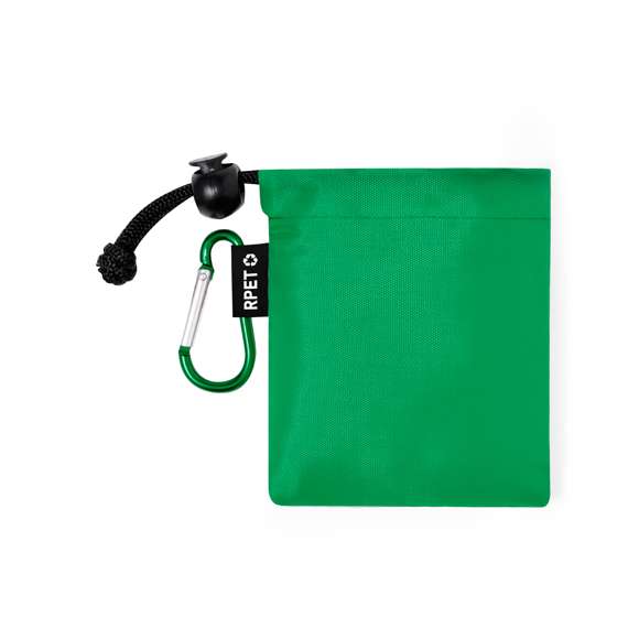 Poncho para niño en material PE. En medidas 90x64cm y presentado en funda de poliéster RPET. Bolsa con mosquetón a juego para fácil transporte y cierre ajustable, disponible en variada gama de colores. Con logotipo RPET en etiqueta exterior.El material RPET se elabora a partir de plástico reciclado, para así fomentar la reutilización de residuos plásticos y ayudar a la sostenibilidad del planeta.