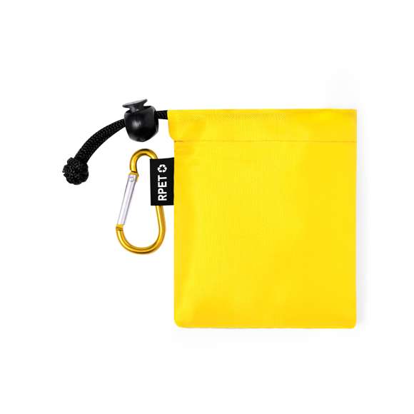 Poncho para niño en material PE. En medidas 90x64cm y presentado en funda de poliéster RPET. Bolsa con mosquetón a juego para fácil transporte y cierre ajustable, disponible en variada gama de colores. Con logotipo RPET en etiqueta exterior.El material RPET se elabora a partir de plástico reciclado, para así fomentar la reutilización de residuos plásticos y ayudar a la sostenibilidad del planeta.