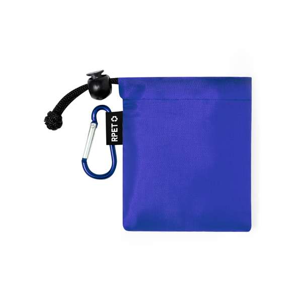 Poncho para niño en material PE. En medidas 90x64cm y presentado en funda de poliéster RPET. Bolsa con mosquetón a juego para fácil transporte y cierre ajustable, disponible en variada gama de colores. Con logotipo RPET en etiqueta exterior.El material RPET se elabora a partir de plástico reciclado, para así fomentar la reutilización de residuos plásticos y ayudar a la sostenibilidad del planeta.