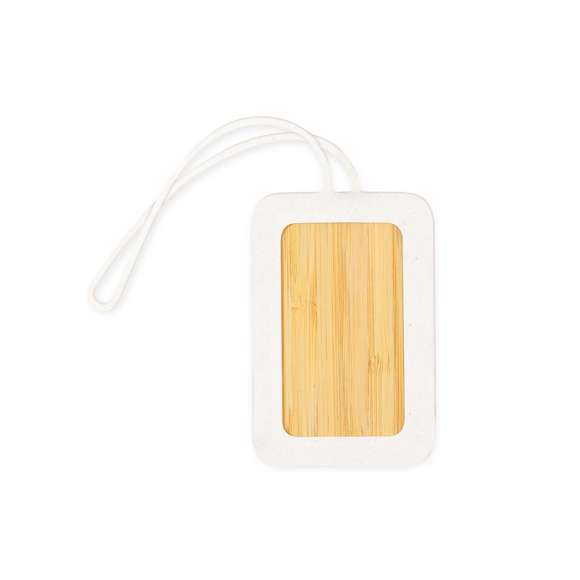 Identificador para maletas fabricado en bambú y silicona veteada. Para sujetar a cualquier maleta gracias a su cinta flexible e indicar información básica. Fabricado en silicona con efecto natural, con placa central en bambú. Presentado en bolsa individual de papel reciclado.Materiales como el bambú fomentan la utilización de materias primas naturales, reduciendo las emisiones contaminantes. Proviene de una planta de gran resistencia y versatilidad, con crecimiento y regeneración rápidos, siendo una excelente alternativa al uso de madera tradicional.