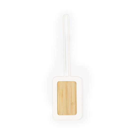 Identificador para maletas fabricado en bambú y silicona veteada. Para sujetar a cualquier maleta gracias a su cinta flexible e indicar información básica. Fabricado en silicona con efecto natural, con placa central en bambú. Presentado en bolsa individual de papel reciclado.Materiales como el bambú fomentan la utilización de materias primas naturales, reduciendo las emisiones contaminantes. Proviene de una planta de gran resistencia y versatilidad, con crecimiento y regeneración rápidos, siendo una excelente alternativa al uso de madera tradicional.