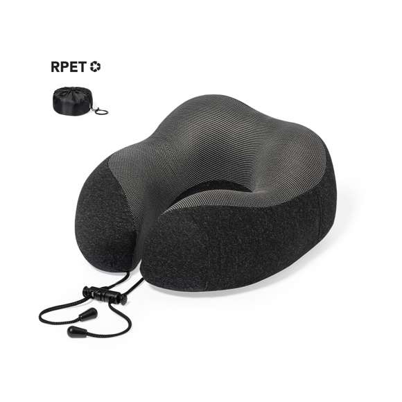 Cómoda almohadilla portátil acolchada para cuello. Máxima experiencia de confort para cualquier viaje gracias a la almohadilla de suave tacto y los cierres de cordón para un correcto y cómodo ajuste. Con funda confeccionada en RPET para protegerla en el transporte y etiqueta distintiva. El material RPET se elabora a partir de plástico reciclado, para así fomentar la reutilización de residuos plásticos y ayudar a la sostenibilidad del planeta.