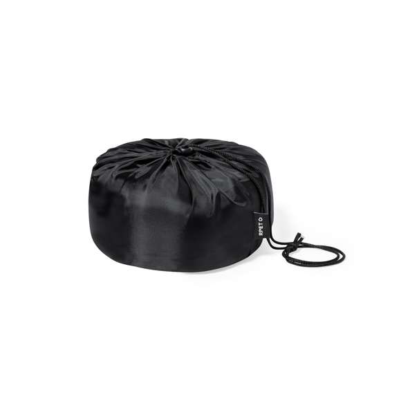 Cómoda almohadilla portátil acolchada para cuello. Máxima experiencia de confort para cualquier viaje gracias a la almohadilla de suave tacto y los cierres de cordón para un correcto y cómodo ajuste. Con funda confeccionada en RPET para protegerla en el transporte y etiqueta distintiva. El material RPET se elabora a partir de plástico reciclado, para así fomentar la reutilización de residuos plásticos y ayudar a la sostenibilidad del planeta.