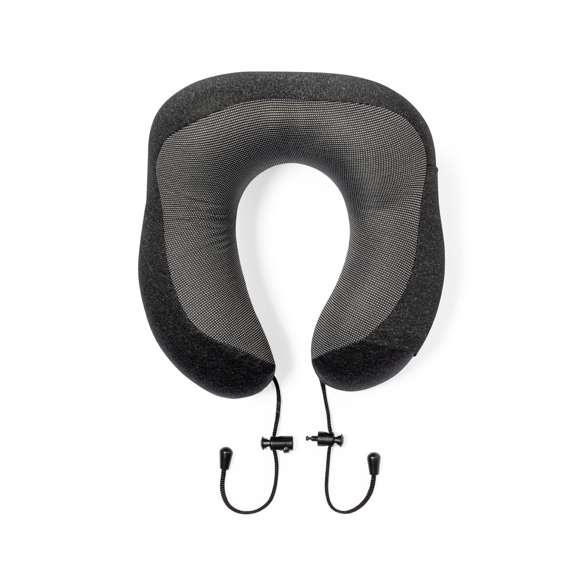 Cómoda almohadilla portátil acolchada para cuello. Máxima experiencia de confort para cualquier viaje gracias a la almohadilla de suave tacto y los cierres de cordón para un correcto y cómodo ajuste. Con funda confeccionada en RPET para protegerla en el transporte y etiqueta distintiva. El material RPET se elabora a partir de plástico reciclado, para así fomentar la reutilización de residuos plásticos y ayudar a la sostenibilidad del planeta.