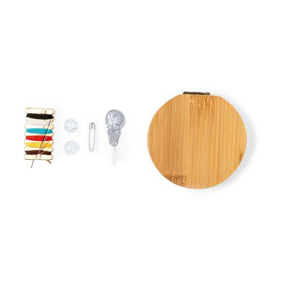 Práctico set de costura, presentado en estuche de bambú, con espejo interior y cierre magnético. Contenido: 2 agujas.Hilo en 6 colores diferentes.2 botones.1 imperdible.1 enhebrador. Presentado en una caja de diseño kraft.